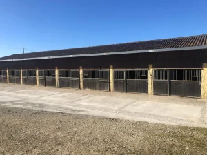 Box à chevaux en bois du Haras de Ligny dans le gers